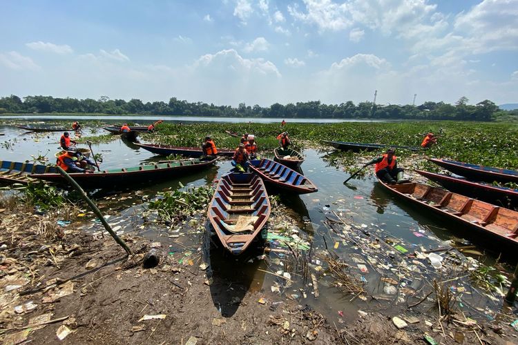 Ratusan Ton Sampah Penuhi Sungai Citarum, Ancaman Serius untuk Pembangkit Listrik
