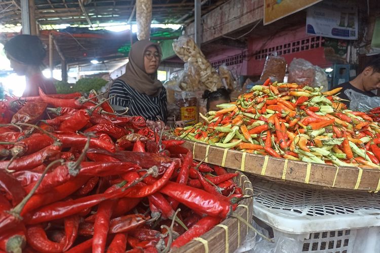 Royati, pedagang Pasar Karangayu Semarang, Jawa Tengah melayani pembeli 