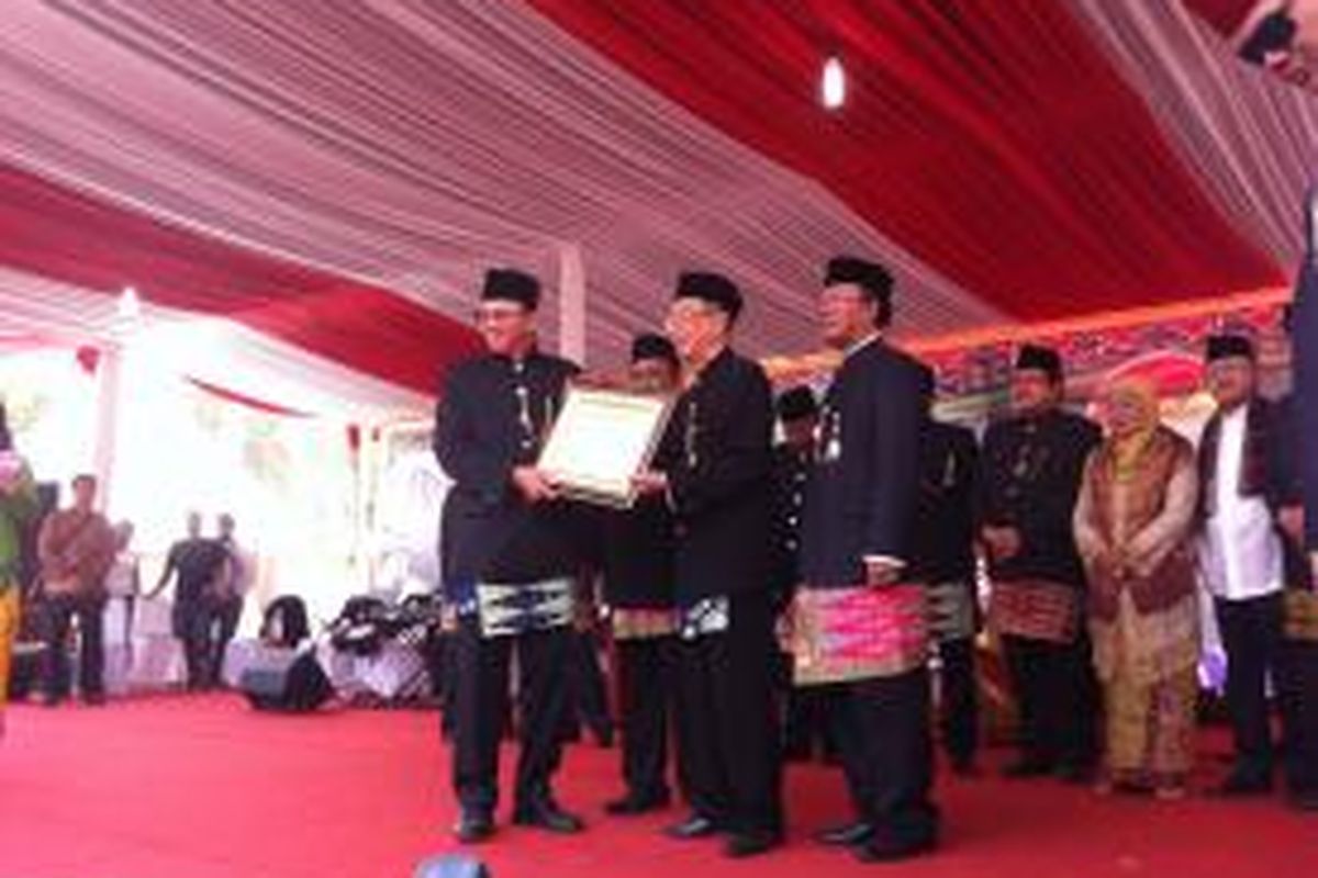 Gubernur DKI Jakarta Basuki Tjahaja Purnama memberikan penghargaan kepada Majelis Tinggi Bamus Betawi Edi Marzuki Nalapraya, di Lapangan Banteng, Jakarta Pusat, Minggu (23/8/2015).