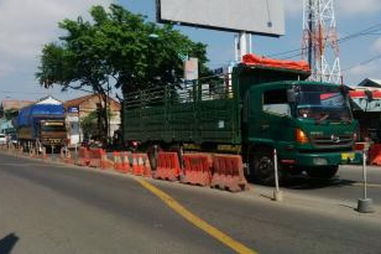 Meski dilarang, truk bermuatan besar masih melintas di Jalur Pantura Brebes, Jawa Tengah, Rabu(30/12/2015)