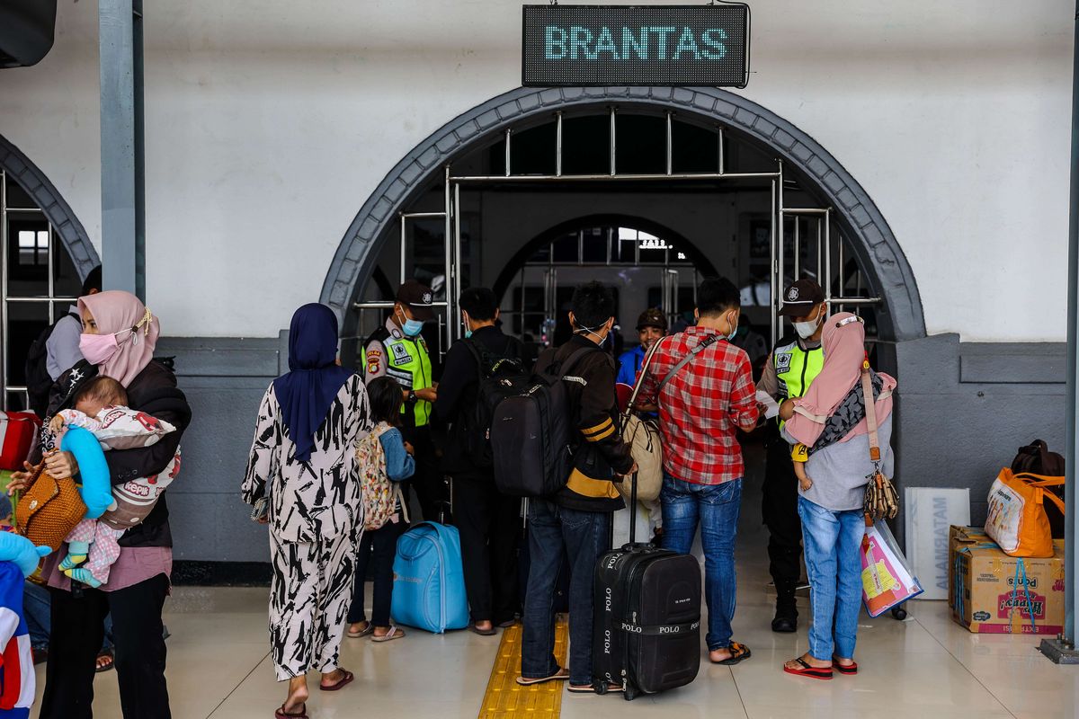 Calon penumpang antre untuk memasuki Stasiun Pasar Senen, Jakarta Pusat, Senin (3/5/2021). Per 1 Mei 2021, tercatat sudah ada lebih dari 6.000 calon penumpang yang akan diberangkatkan dengan keberangkatan didominasi oleh penumpang ke arah Jawa Tengah dan Jawa Timur khususnya Malang dan Surabaya.