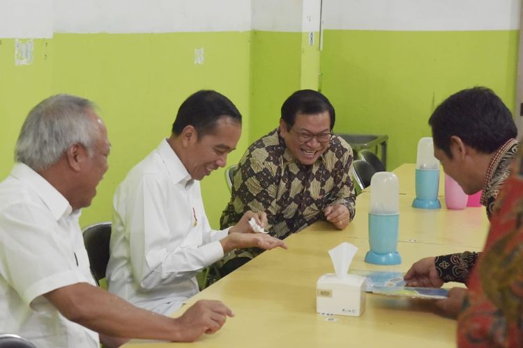 Presiden Jokowi bersama Seskab Pramono Anung dan Menteri PUPR Basuki Hadimuljono berbincang saat menunggu makan malam, di sebuah restoran di Tarakan, Kaltara, Rabu (19/12) malam. (Foto: OJI/Humas)