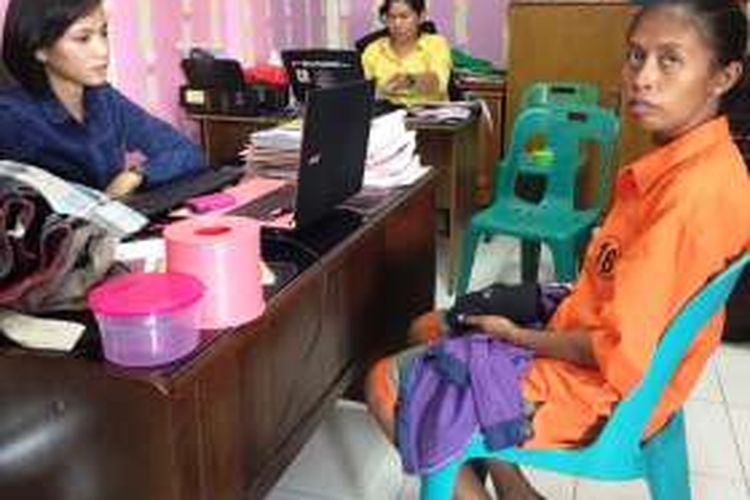 KOMPAS.com/ Mei Leandha - Sri saat menjalain pemeriksaan di Mapolresta Asahan, Selasa (20/12/2016)