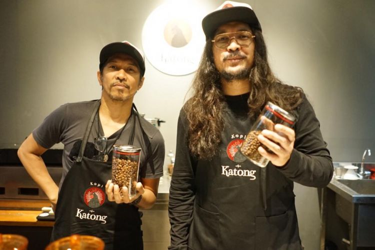 Dua musisi Indonesia Ridho Hafiedz dan Marcello Tahitoe sama-sama membuat warung makan dengan citra rasa Maluku yang diberi nama Warung Katong. 