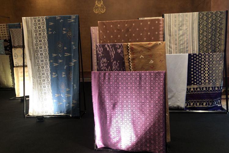 Koleksi kain tenun di galeri Cita Tenun Indonesia