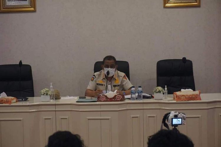 Wali Kota Ambon Richard Louhenapessy saat menyampaikan keterangan pers di Kantor Wali Kota Ambon, Senin malam (5/7/2021)
