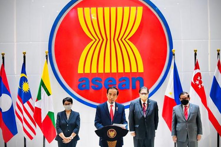 Presiden Indonesia Joko Widodo berbicara dalam konferensi pers usai menghadiri KTT ASEAN di gedung sekretariat ASEAN, Jakarta, (24/4/2021)