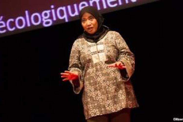 Aktivis lingkungan hidup Nana Firman Berbicara di acara TEDx di Nantes, Perancis (Januari 2013).