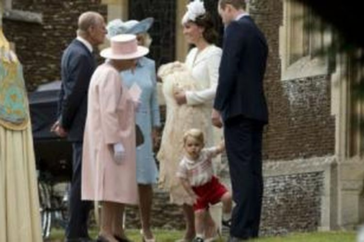 Ratu Elizabeth dan suaminya hadir dalam upacara pembaptisan Putri Charlotte di Sandringham. 
