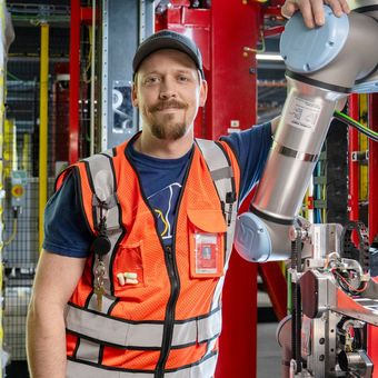 Karyawan Amazon bersama robot Vulcan.