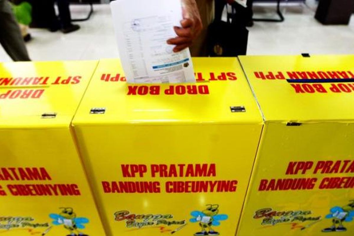 Warga memasukkan formulir SPT Pajak mereka para kotak yang tersedia di Kantor Pelayanan Pajak Pratama Bandung Cibeunying, beberapa waktu lalu.
