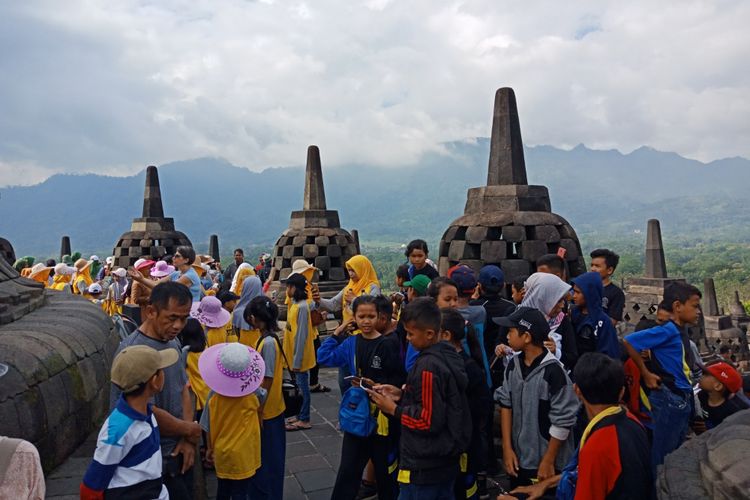 Candi Borobudur, Magelang, Jawa Tengah difoto tingkatan stupa ke dua, saat dipenuhi wisatawan di musim liburan sekolah, Sabtu (10/3/2018).