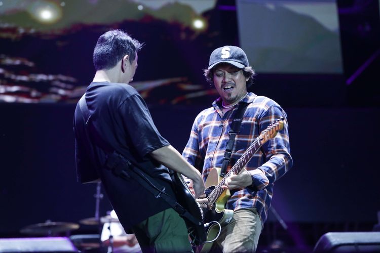 Band asal Bandung, Rocket Rockers tampil di hari pertama Hammersonic Rise of The Empire yang digelar di Pantai Carnaval Ancol, Jakarta Utara, Sabtu (18/3/2023).