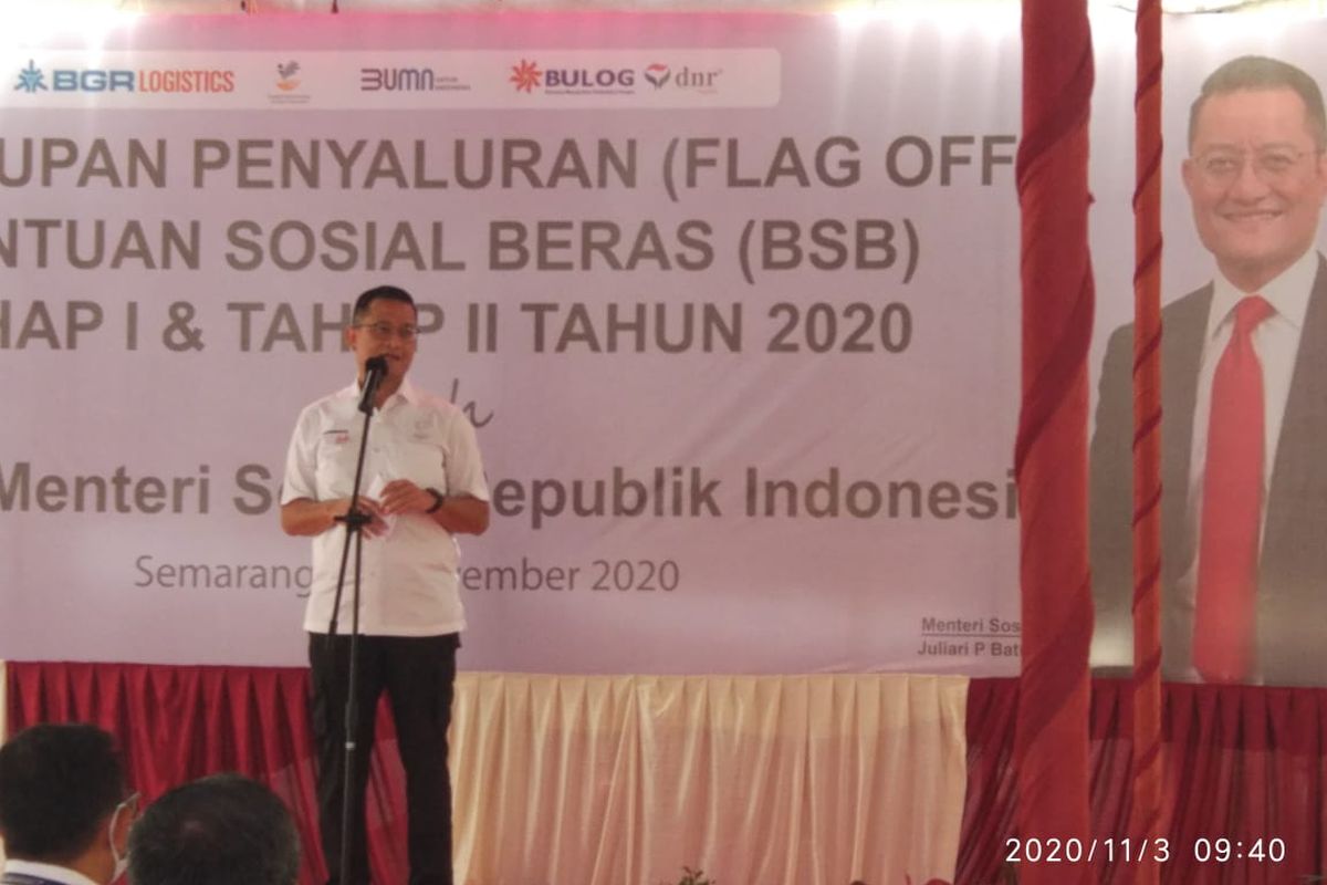Menteri Sosial Juliari P. Batubara saat menutup pelaksanaan program BSB yang ditandai dengan pelepasan spanduk paket beras pengiriman di Gudang Bulog Kaliwungu, Kabupaten Kendal, Selasa (3/11/2020).
