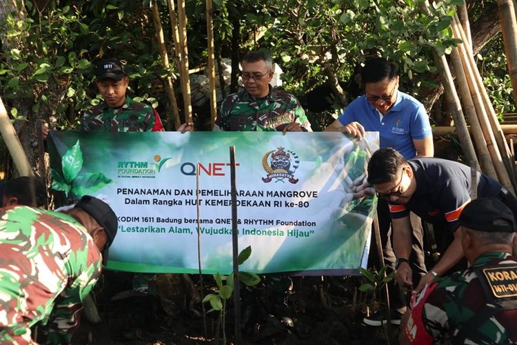 QNET bersama Komando Distrik Militer (Kodim) 1611/Badung melakukan penanaman mangrove di kawasan Taman Hutan Raya (Tahura) Ngurah Rai, Bali. 