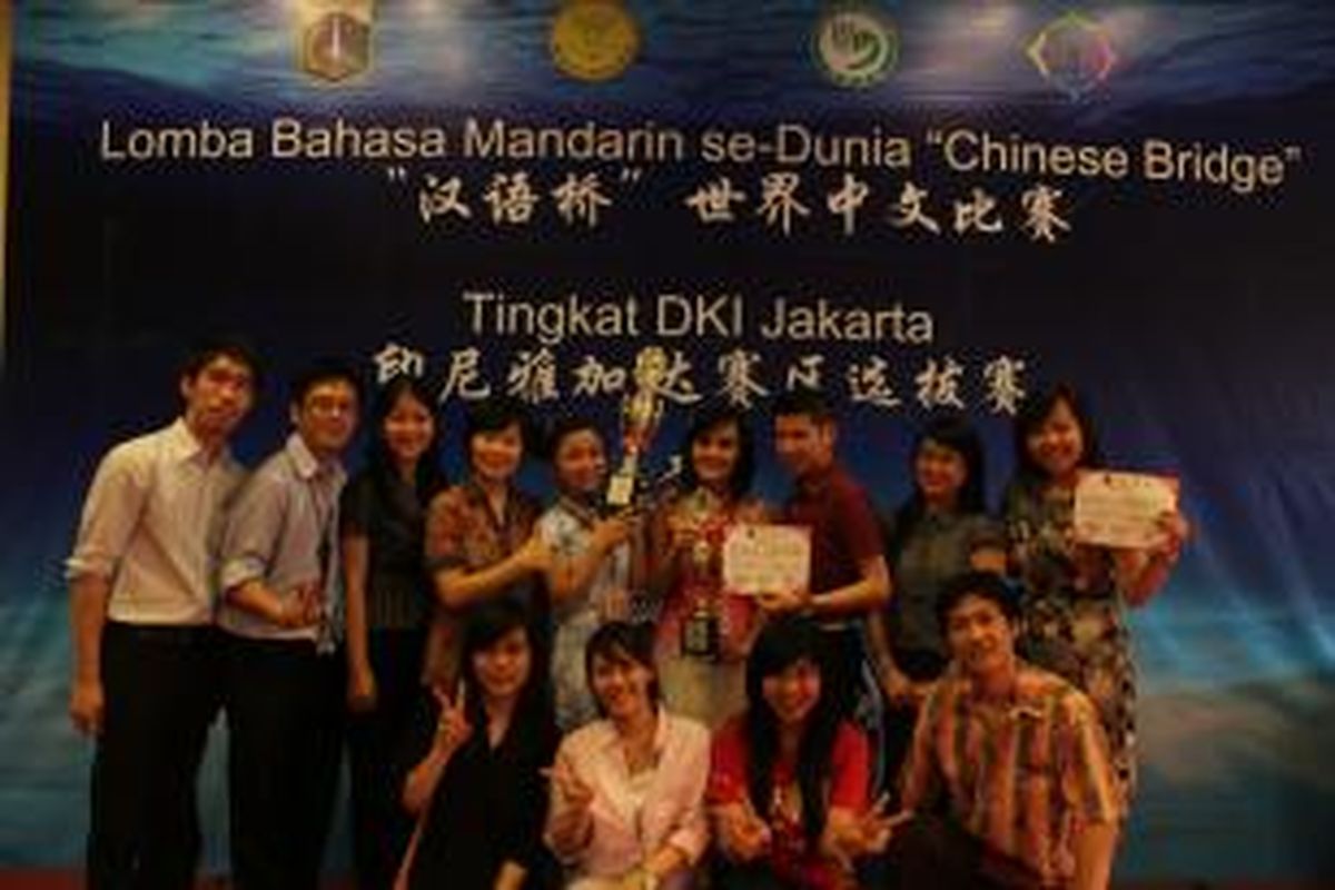 Para mahasiswa jurusan Sastra China Binus University pada Lomba Chinese Bridge 2013 DKI Jakarta. Juara 1 Lomba Hanyuqiao 2013 untuk DKI Jakarta ini diraih Fifi Winata, sedangkan Juara 2 Lomba Hanyuqiao 2013 untuk DKI Jakarta diraih Gavrila.