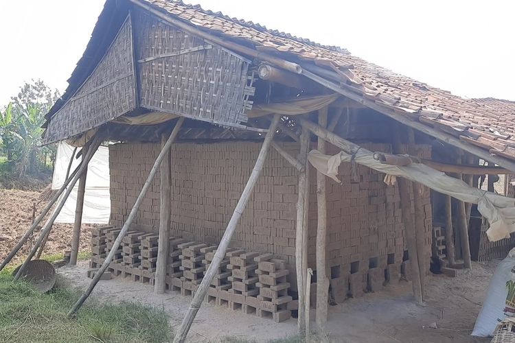 Lokasi pembuatan batu bata di Desa Temurejo, Kecamatan Blora, Kabupaten Blora, Jawa Tengah, Senin (5/6/2023)