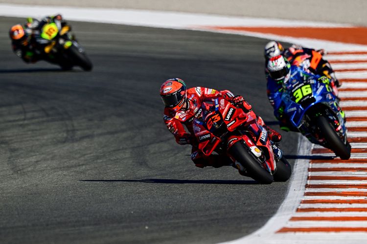 Pebalap Ducati asal Italia Francesco Bagnaia (depan) pada balapan Grand Prix MotoGP Valencia di Ricardo Tormo di Cheste, Valencia, Spanyol, pada Minggu 6 November 2022.