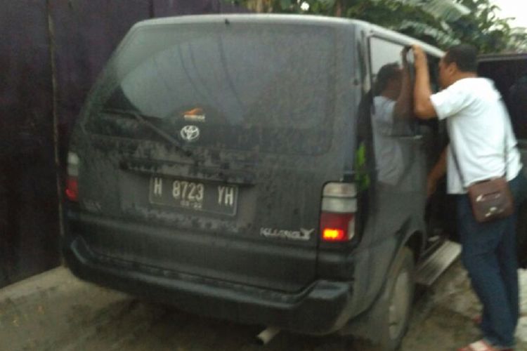 ?Mobil kijang yang diduga sempat jadi korban perampokan ditinggalkan di pinggir jalan raya Purwodadi-Kudus, Kecamatan Klambu, Grobogan, Rabu (14/2/2018)