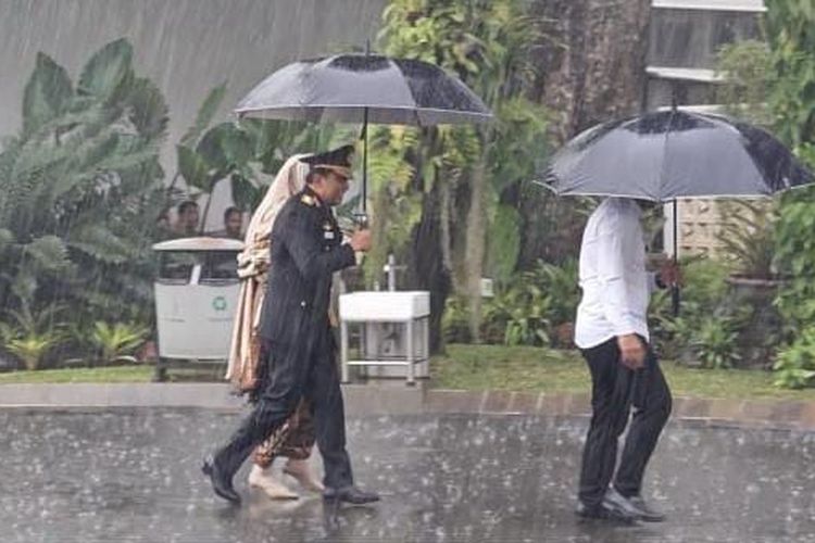 Mantan Wakil Kapolri (Wakapolri) Komjen (Purn) Pol Ahmad Dofiri menyambangi Kompleks Istana, Jakarta, Rabu (17/9/2025).