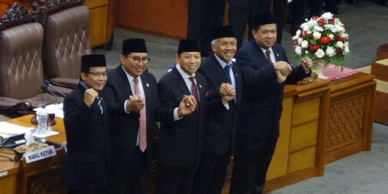 Lima pimpinan DPR RI usai pelantikan Ketua DPR RI Setya Novanto di Kompleks Parlemen, Senayan, Jakarta, Rabu (30/11/2016)