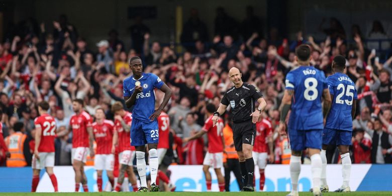 Para pemain Chelsea bereaksi setelah kebobolan gol ketiga pada laga Liga Inggris antara Chelsea dan Nottingham Forest di Stamford Bridge, London, pada 4 Mei 2026.