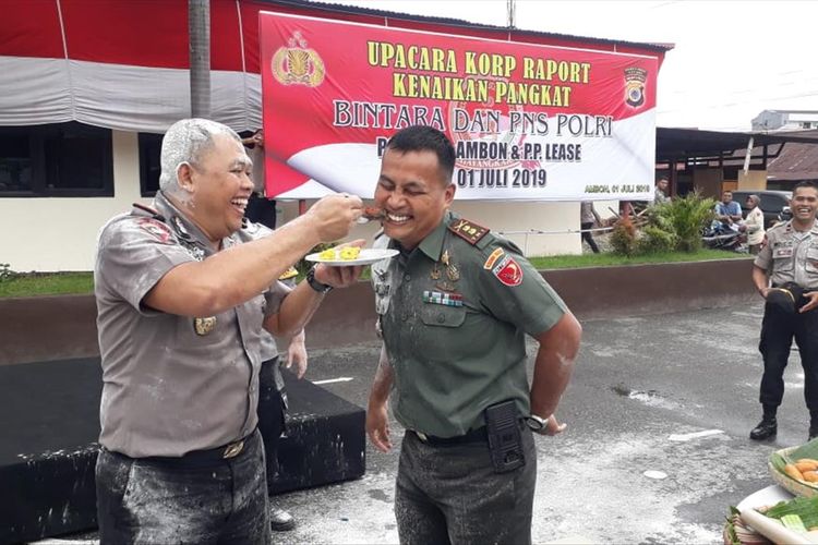 Kapolres Pulau Ambon, AKBP Sutrisno Hadi Santoso memotong tumpeng untuk diberikan kepada Dandim 1504 Letkol Inf, Fendri Navyanto Raminta saat HUT Byangkara ke-73 di halaman Kantor Polres Pulau Ambon, Senin (1/7/2019) 