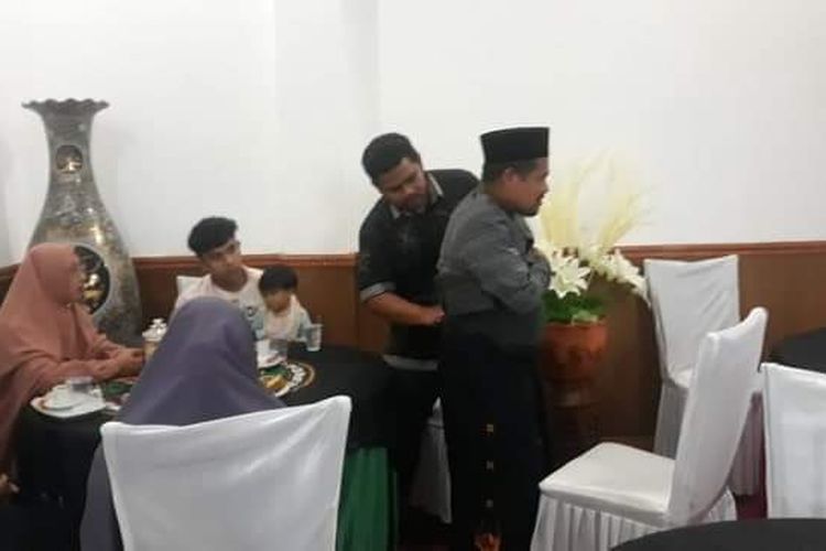Sarkawi saat menunjukan bagian tubuh yang sakit kepada tamu yang mengunjunginya di Pendopo Bupati Bener Meriah, Selasa (26/5/2020).
