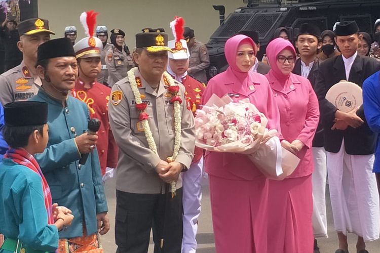 Kapolda Metro Jaya Irjen Karyoto dan istrinya disambut tradisi palang pintu saat tiba di Mapolda Metro Jaya, Senin (3/4/2023). 