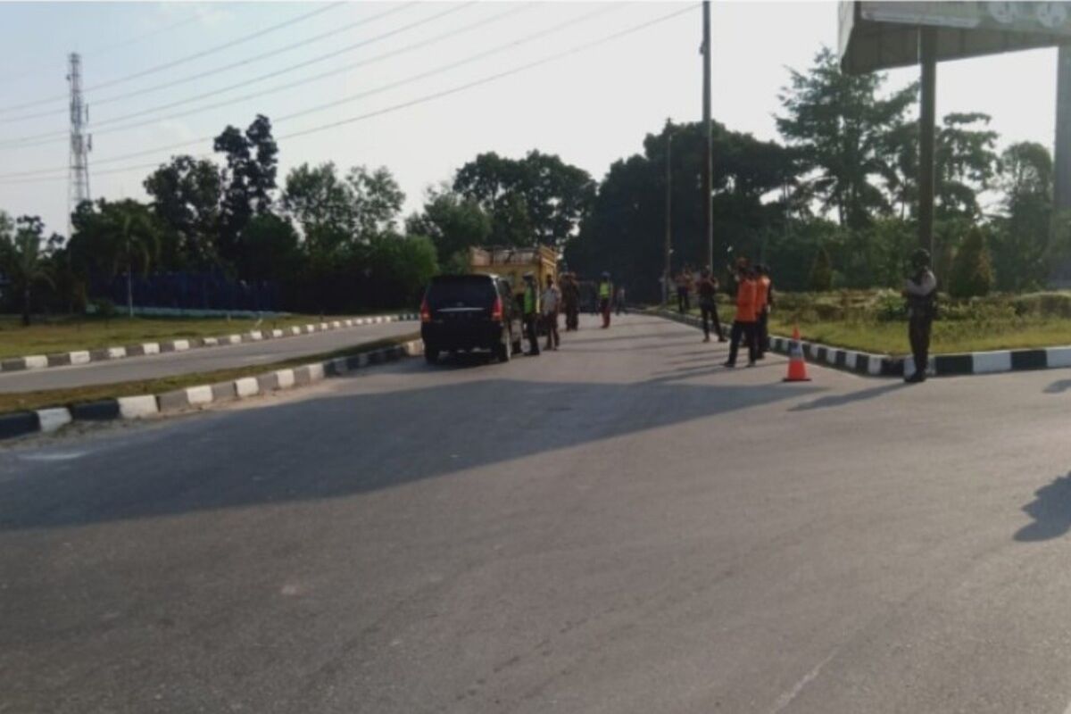 Petugas melakukan penyekatan jalan di salah satu pintu masuk menuju Kota Pekanbaru.