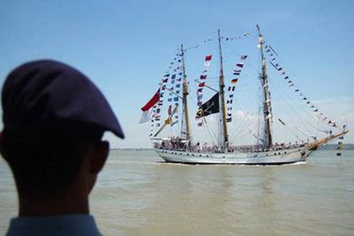 KRI Dewa Ruci ketika ikut dalam devile pada perayaan HUT ke-63 TNI di Dermaga Koarmatim Ujung Surabaya, Selasa (14/10/2008).