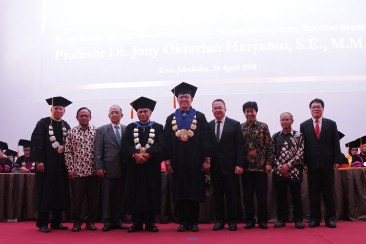 Senat President University menggelar upacara pengukuhan Guru Besar Prof. Jony Oktavian di Auditorium Dinas Pariwisata Kabupaten Bekasi, Cikarang (26/4/2019).
