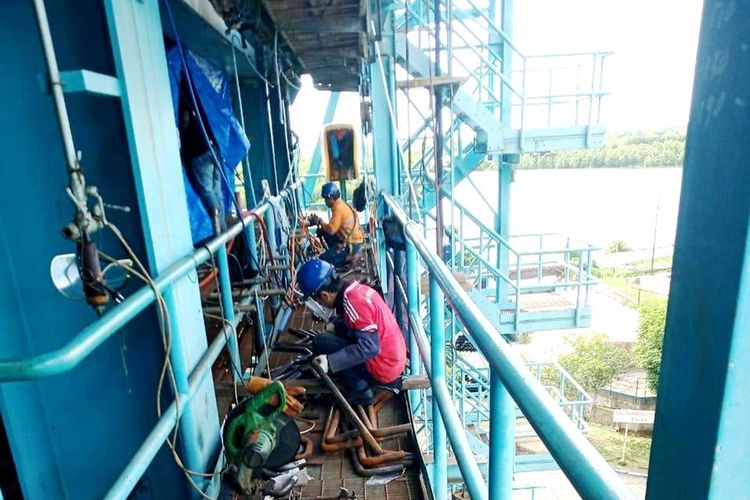 Pekerja sedang melakukan pengelasan pada mesin PLTGU Sicanang HRSG 2.2, Senin (4/11/2019)