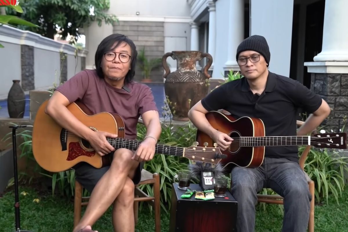 Ari Lasso sedang berguru gitar kepada Andra Ramadhan lagu-lagu Dewa 19 yang ternyata rumit.