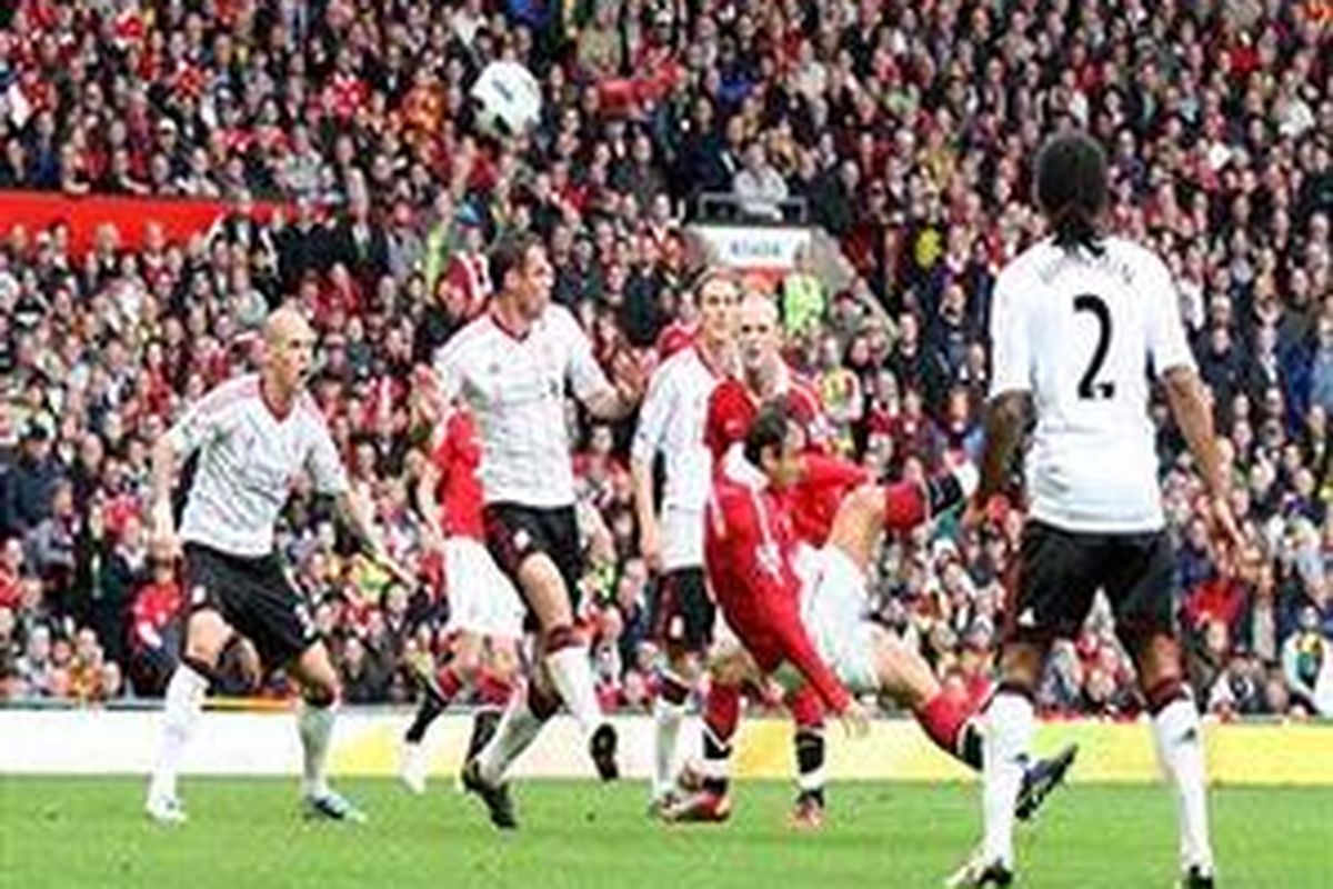 Penyerang Manchester United, Dimitar Berbatov, mencetak gol keduanya ke gawang Liverpool, dalam lanjutan Premier League, Minggu (19/9/2010).