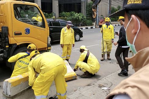 600 Pasukan Kuning Diterjunkan Mengecat Separator Transjakarta yang Dirusak Demonstran