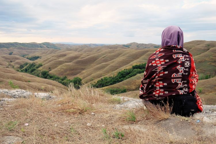 Wisatawan berpose di Bukit Wairinding, Sumba Timur.