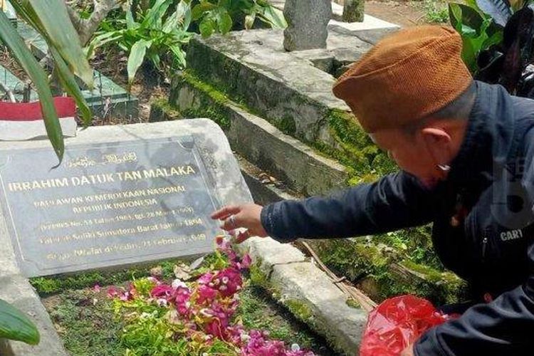 Simbol merah putih di pusara makam Tan Malaka saat masih ada di pemakaman umum Desa Selopanggung, Kecamatan Semen, Kabupaten Kediri. 