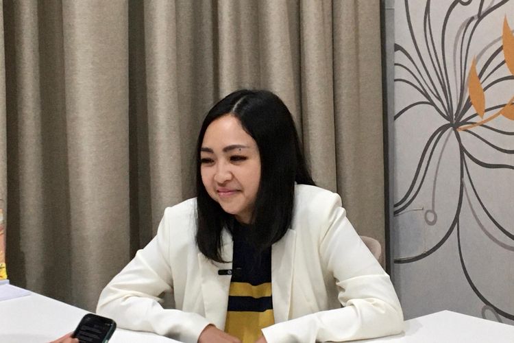 dr. Evelyne Anggun Natalie, menjelaskan usia minimal dan ideal melakukan tarik benang atau threadlift, saat ditemui Kompas.com, di SkinEvo Klinik Jakarta, Selasa (12/8/2025).