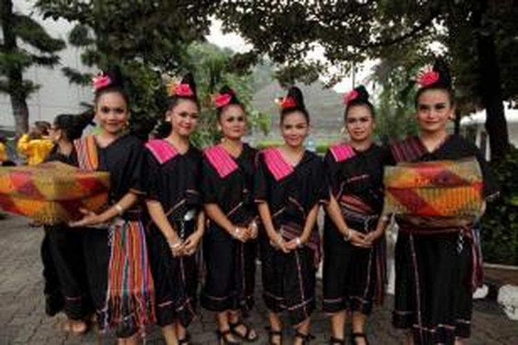 Peserta Parade Budaya Lombok Sumbawa 2013 berpose saat bersiap-siap di Kementerian Pariwisata dan Ekonomi Kreatif, Jakarta, Minggu (16/6/2013). Parade budaya yang diikuti kabupaten-kabupaten di Nusa Tenggara Barat ini merupakan salah satu promosi wisata untuk mengajak wisatawan mengunjungi NTB.