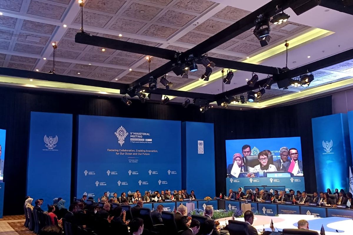 Menteri Luar Negeri (Menlu) Ri, Retno Marsudi, saat memimpin   Konferensi Tingkat Tinggi (KTT) Forum Negara-Negara Pulau dan Kepulauan atau Archipelagic and Island States (AIS) Forum di Nusa Dua, Badung, Bali, pada Selasa (10/10/2023). KOMPAS.com/ Yohanes Valdi Seriang Ginta