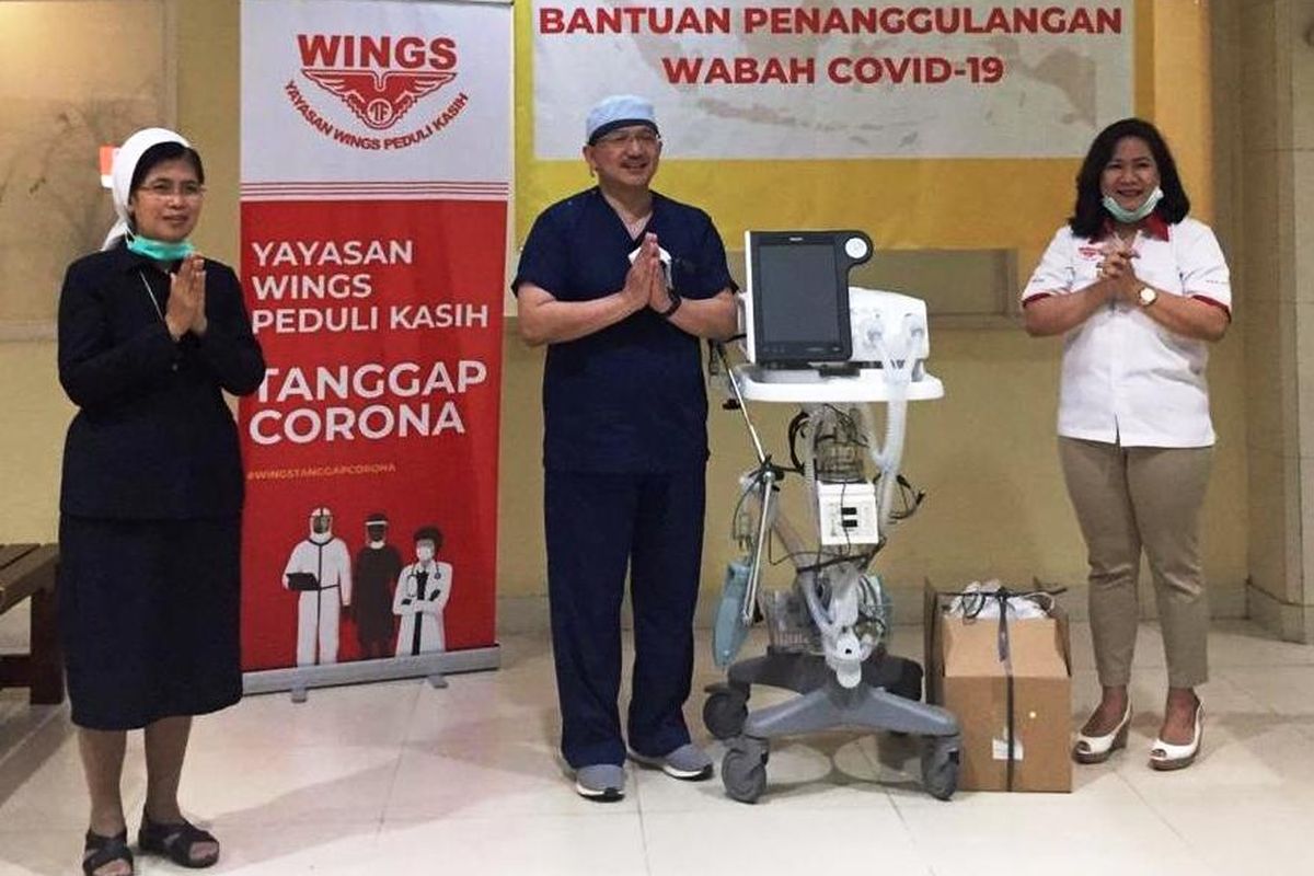 Wings Group menyalurkan bantuan ke RS Carolus untuk menghadapi wabah COVID-19, serah terima dilakukan oleh Head of Marketing Public Relations PT Sayap Mas Utama Gabriella Da Silva kepada Dokter JB Endrotomo Sumargono,  Sp.OT, Direktur Utama RS St. Carolus.