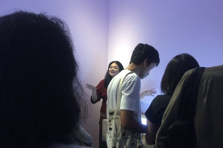 Pengunjung mengikuti Exhibition Tour Pameran Namaku Pram: Catatan dan Arsip di Dia.Lo.Gue Artspace, Kemang, Jakarta, Sabtu (21/4/2018). Pameran tersebut berusaha menghadirkan sosok Pramoedya Ananta Toer lewat lembar-lembar ensiklopedi yang belim sempat jadi, foto-foto pudar dan berpuluh lembar surat, barang-barang milik Pram, dan lukisan serta gambar.