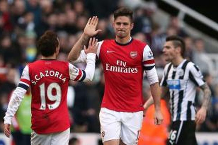 Striker Arsenal, Olivier Giroud, seusai mencetak gol ke gawang Newcastle United pada lanjutan Premier League di Stadion St. James Park, Minggu (29/12/2013). Arsenal menang 1-0 pada pertandingan tersebut. 