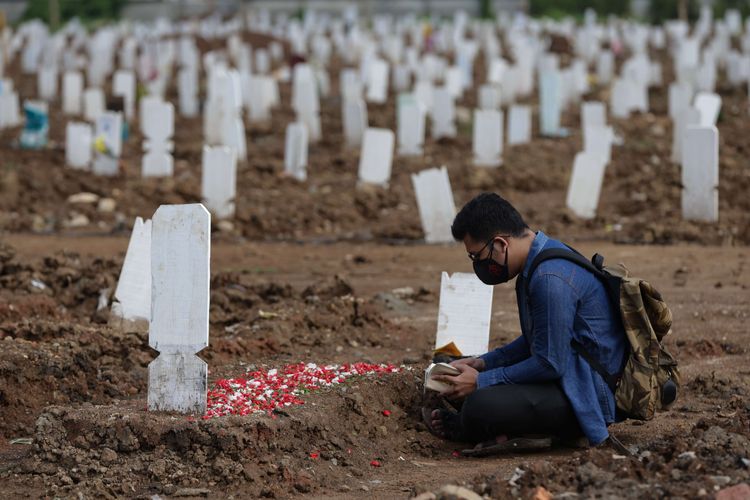 Warga ziarah ke makam kerabat yang meninggal akibat Covid-19 di TPU Rorotan, Jakarta Utara, Selasa (10/8/2021). Dibandingkan bulan Juni hingga Juli lalu, jumlah jenazah pasien Covid-19 yang dimakamkan di TPU Rorotan berkurang.