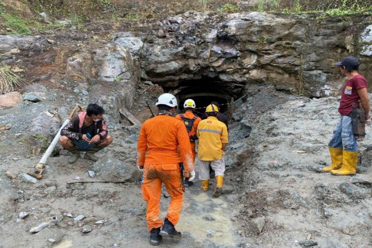 Tim SAR saat berada di lokasi tambang untuk lakukan evakuasi