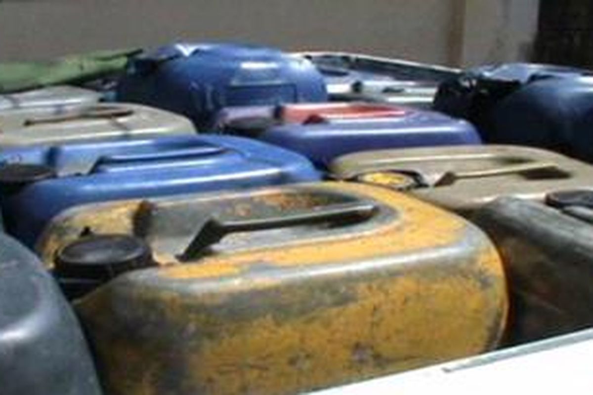 Petugas kepolisian resor polres polewlai mender mengagalkan upaya penyelundupan bbm subsidi dari kabupaten pinrang ke polewali dan Mamasa. Sebanyak 2,4 ton premiaum disita petugas sebagai barang bukti.