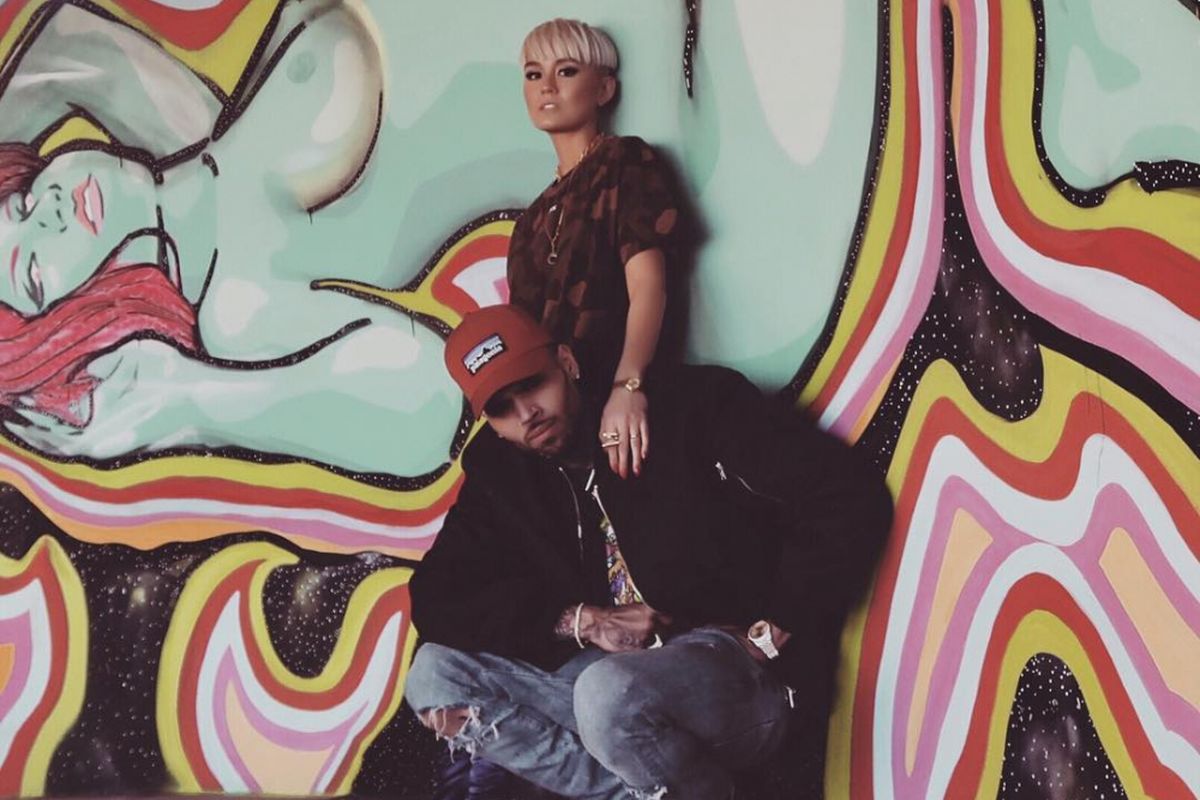 Vokalis asal Indonesia Agnez Mo berfoto bareng artis musik Amerika, Chris Brown. Foto tersebut diunggah ke akun Instagram @agnezmo.