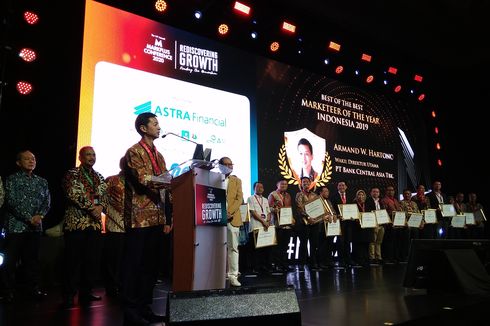 Kinerja Inovatif, Wadirut BCA Raih Penghargaan Marketeer of The Year