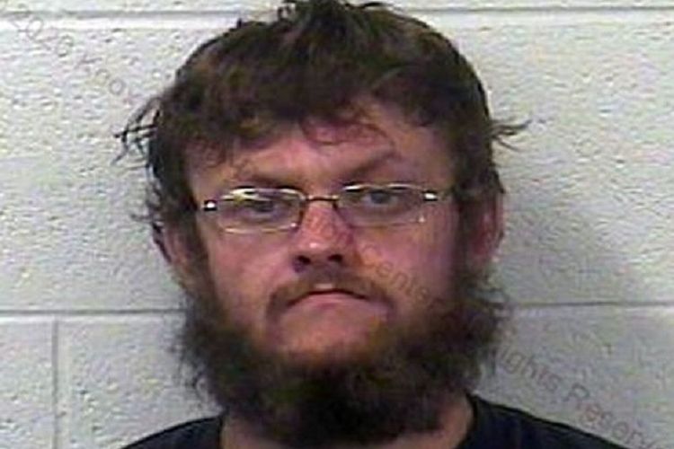 Harry Day saat dibawa ke Kantor Polisi Knox County, Kentucky, Amerika Serikat. Dia ditangkap setelah berusaha menjual anak pacarnya yang berusia empat tahun di SPBU.